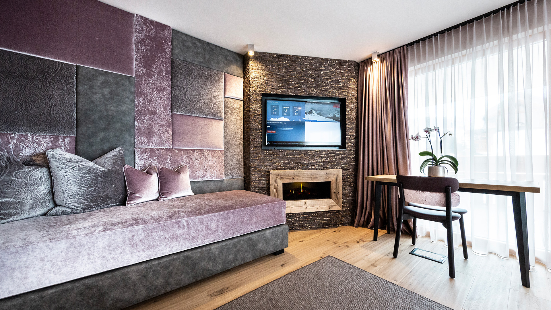 Exklusive Alpine-Zimmer mit Wohnbereich, The-Flame-Effektkamin, Sofa, Kamin und Schreibtisch