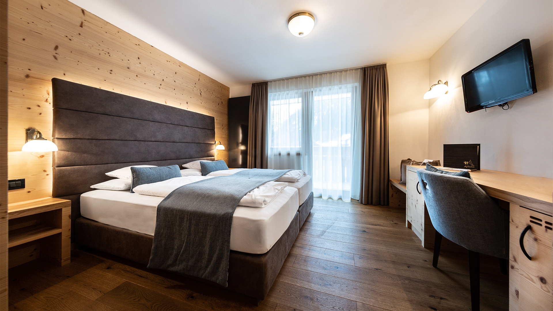 Hotel Arkadia Klassik Zimmer: zwei Queensize-Einzelbetten, Holzkopfteil, warme Beleuchtung für eine gemütliche Erholung