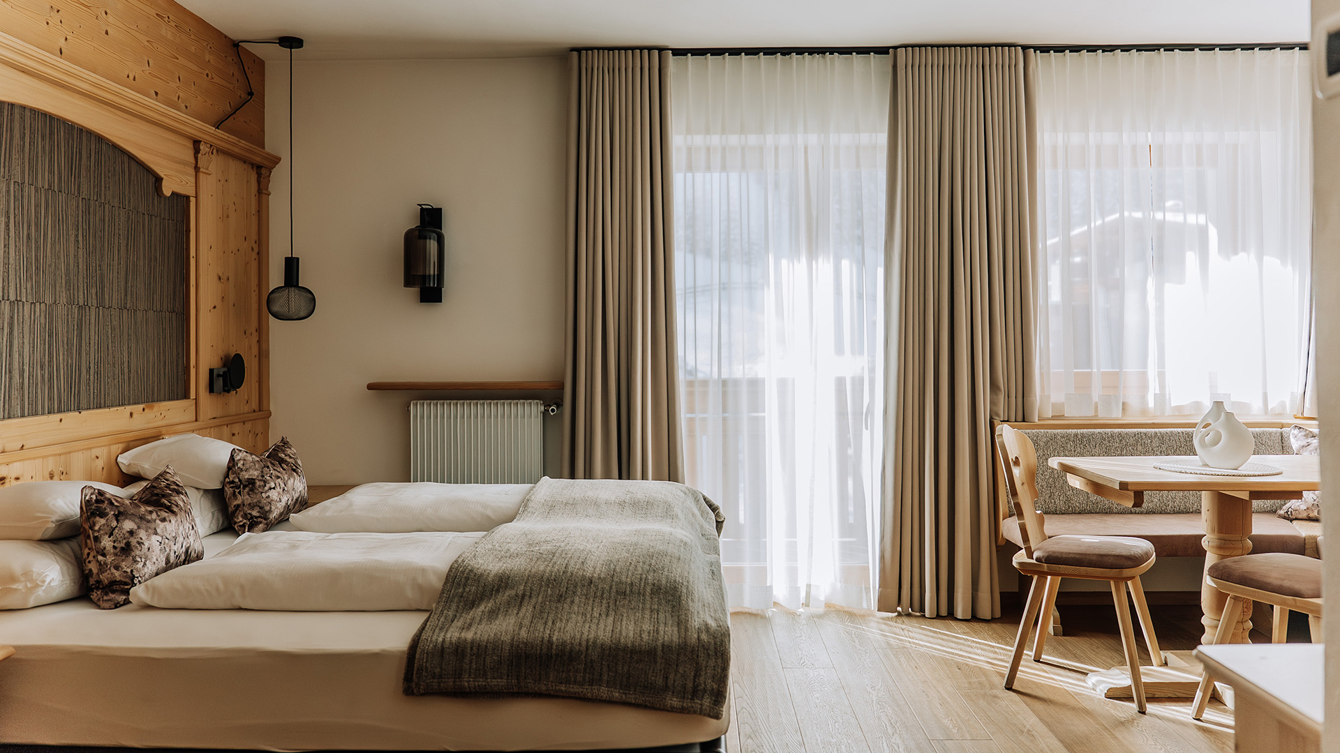 Gemütliches Comfort Plus Zimmer mit Doppelbett und Sitzecke mit Tisch