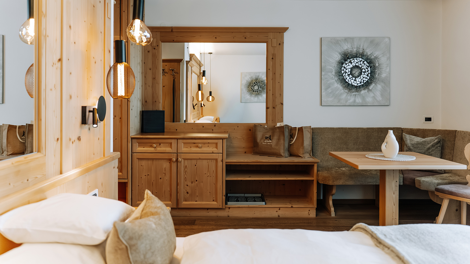 Komfort Plus Zimmer mit hölzernem Wohnbereich, Tisch und Eckbank