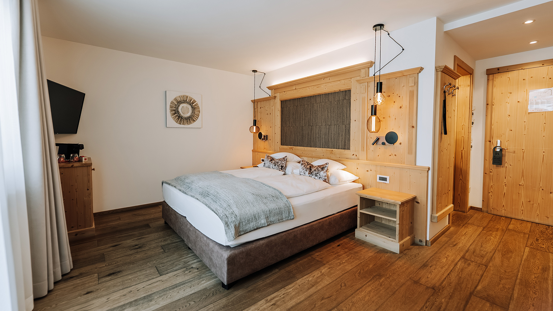 Comfort Plus Zimmer des Hotel Arkadia mit weißem Bett, Holzböden für intime Entspannung