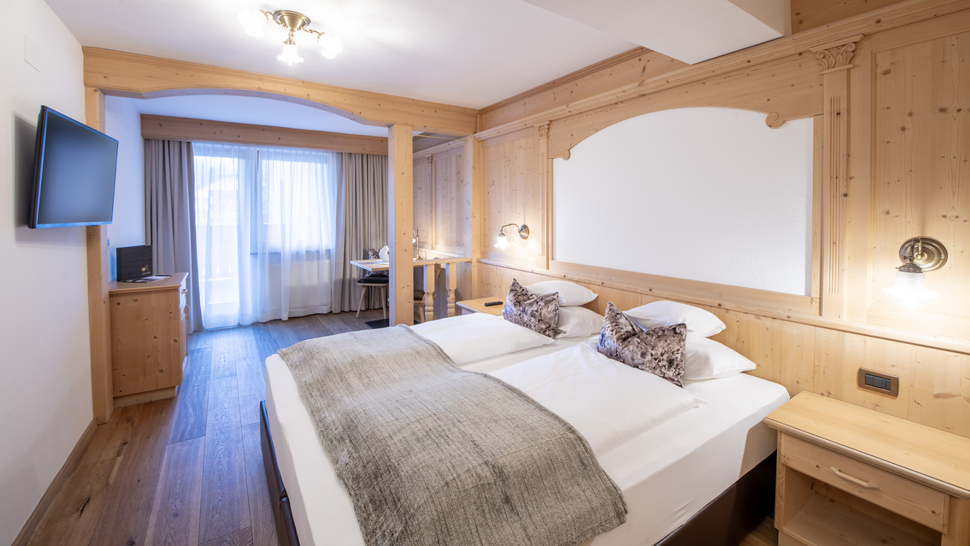 Gemütliches Komfortzimmer im Hotel Arkadia mit warmen Holzwänden