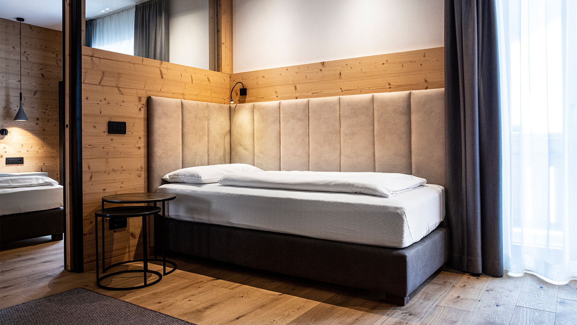 Junior Suite des Hotel Arkadia mit Zustellbett und Holzmöbeln