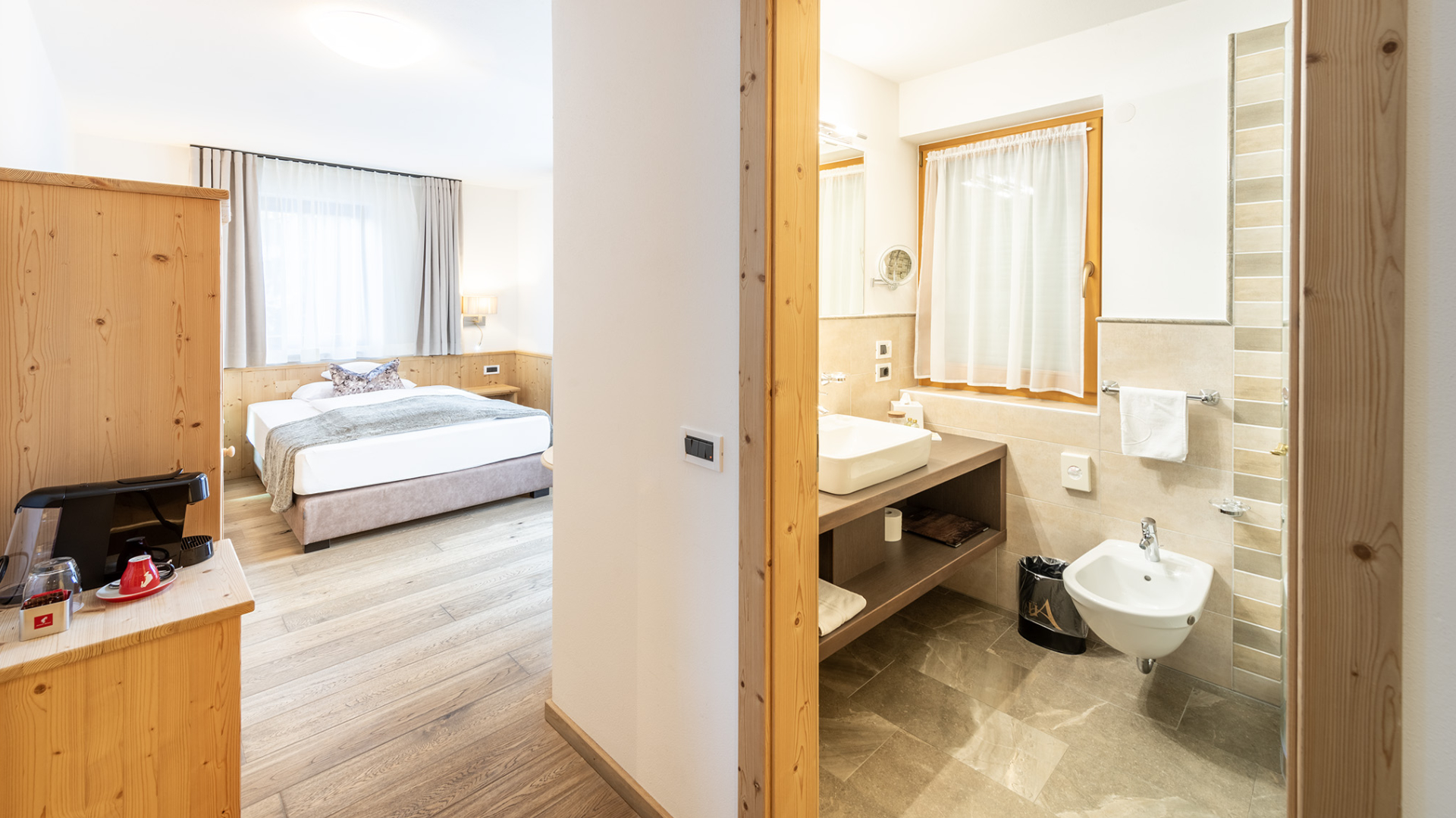 Einzelzimmer Hotel Arkadia mit Kingsize-Bett und eigenem Bad