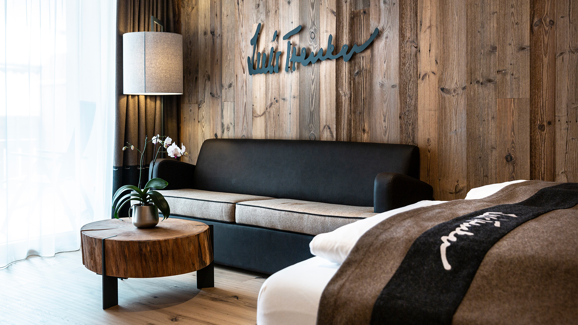 Innenansicht des Trenker Zimmers mit Holzmöbeln und Wohnbereich